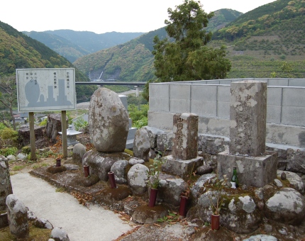 中岡が幼少時に通った松林寺にある中岡慎太郎遺髪墓と家族の墓。
