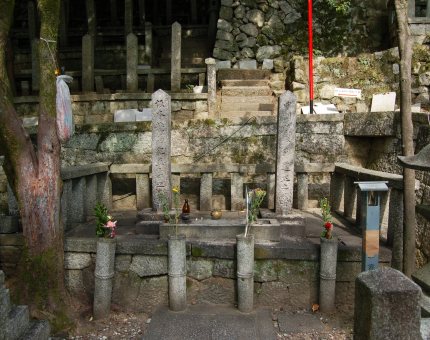 坂本龍馬（左）と中岡慎太郎（右）の墓。