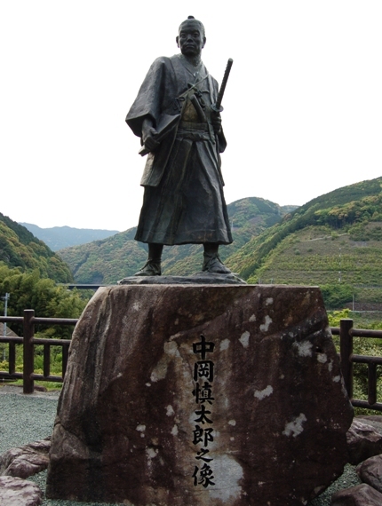 中岡慎太郎生誕１６０年を記念して、全国からの募金により建立されたという銅像。