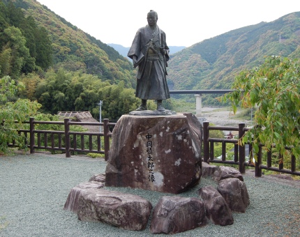 高知県北川村にある中岡慎太郎脱藩の像。