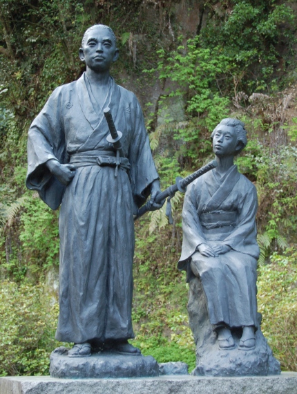 新婚旅行で湯治に立ち寄った塩浸温泉(鹿児島・牧園町)に建つ龍馬とおりょうの像。