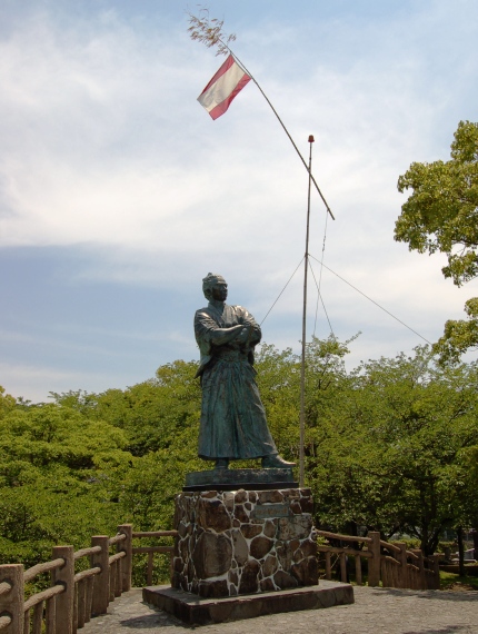 長崎・風頭公園に建つ龍馬像と海援隊隊旗。