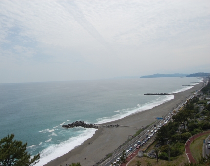 坂本龍馬像が建つ高知県・桂浜の海岸線