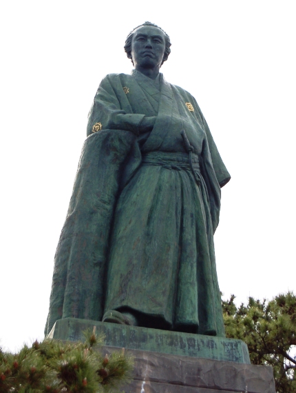 龍馬ファンの聖地・高知県桂浜に建つ坂本龍馬像。